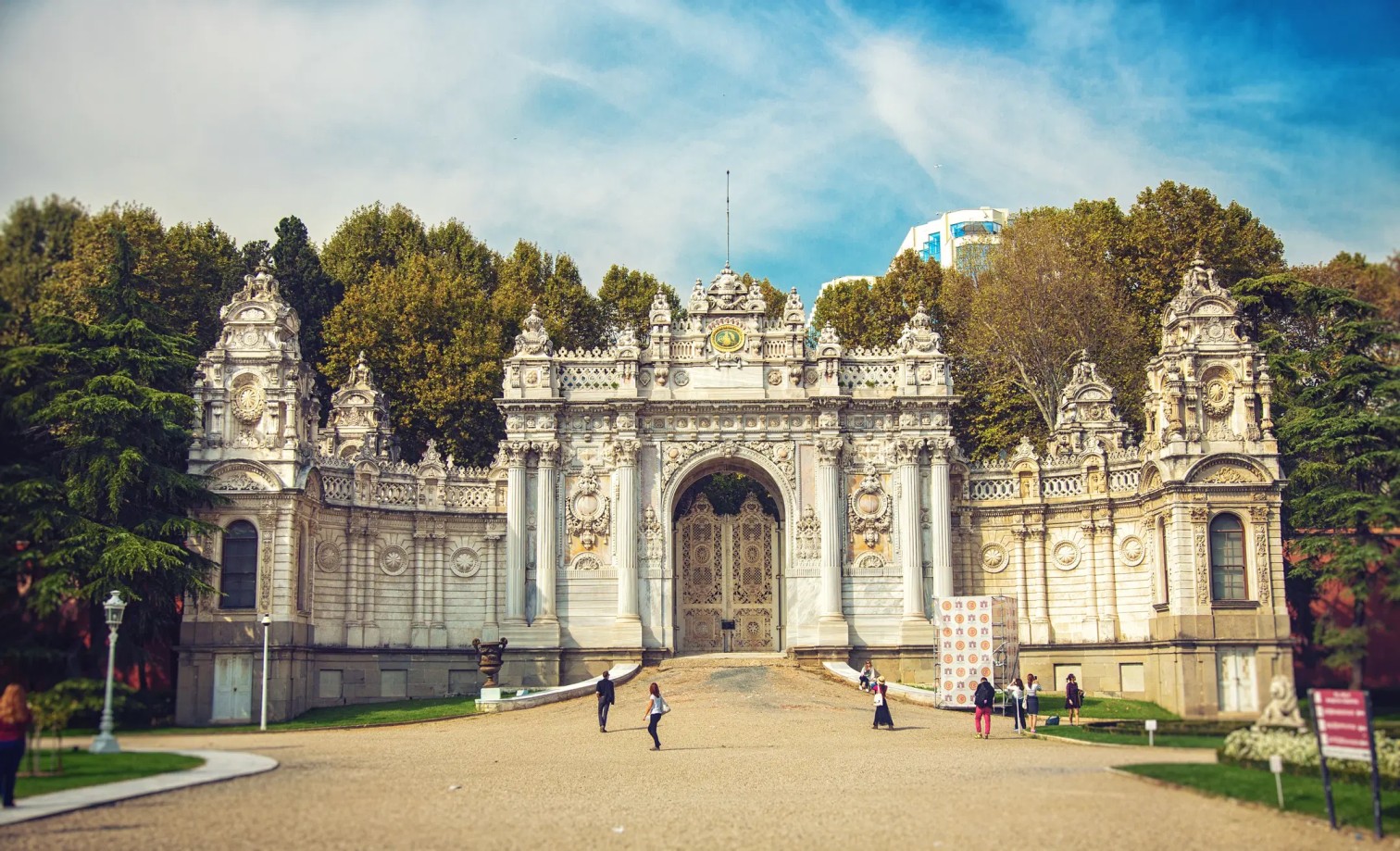 n4ivrvhng18c0dbxt2outm6qddti_Gate_of_Sultan_Dolmabahce_Palace_81a5647a39