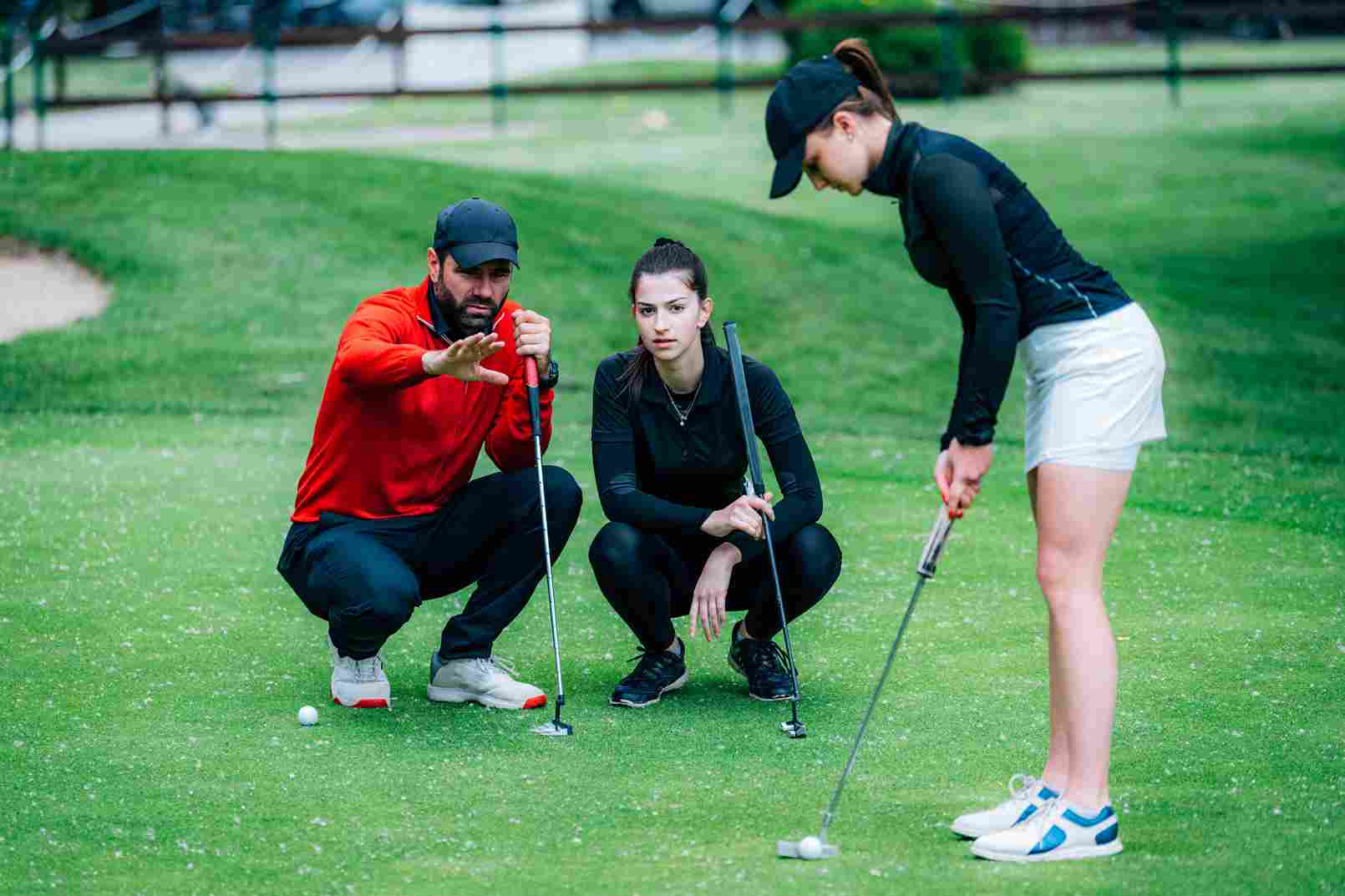 women playing golf_11zon