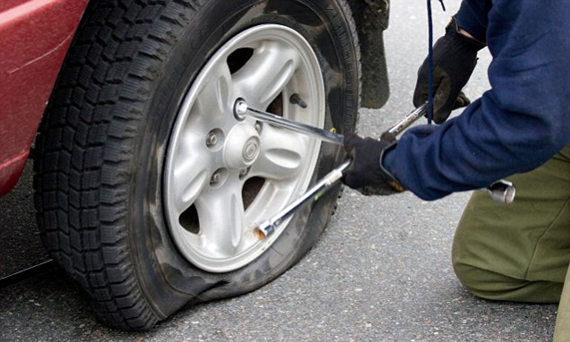 1416185783064_wps_9_Man_fixes_a_flat_tire_B5C