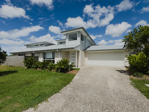 real estate agent in Oxenford