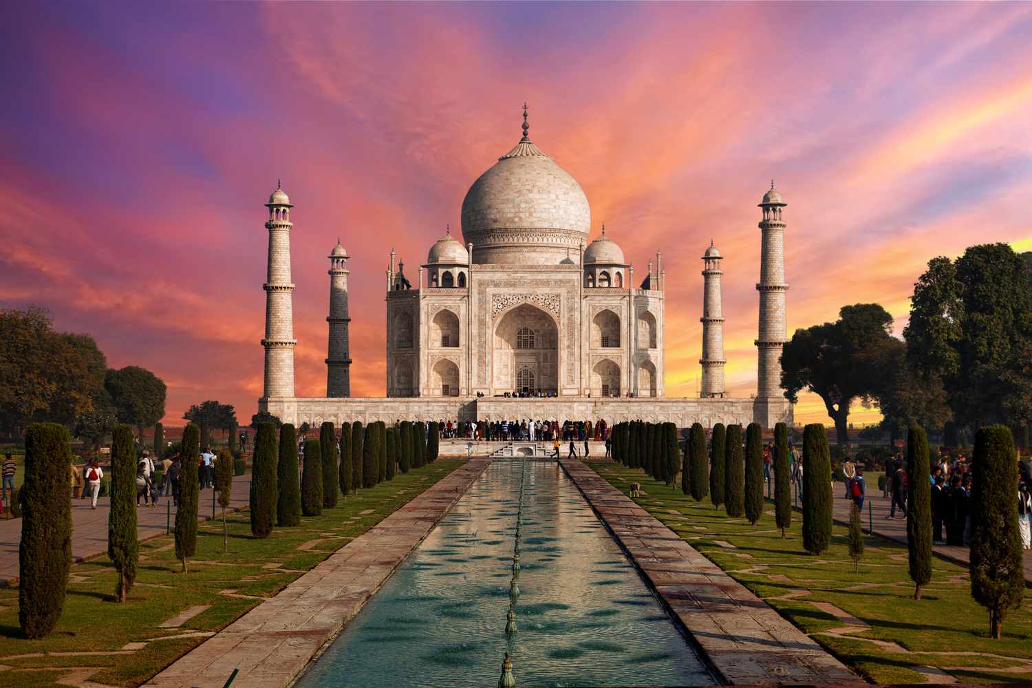 sunrise-at-taj-mahal--agra--uttar-pradash--india-583682538-5b91840bc9e77c0050bdc67b