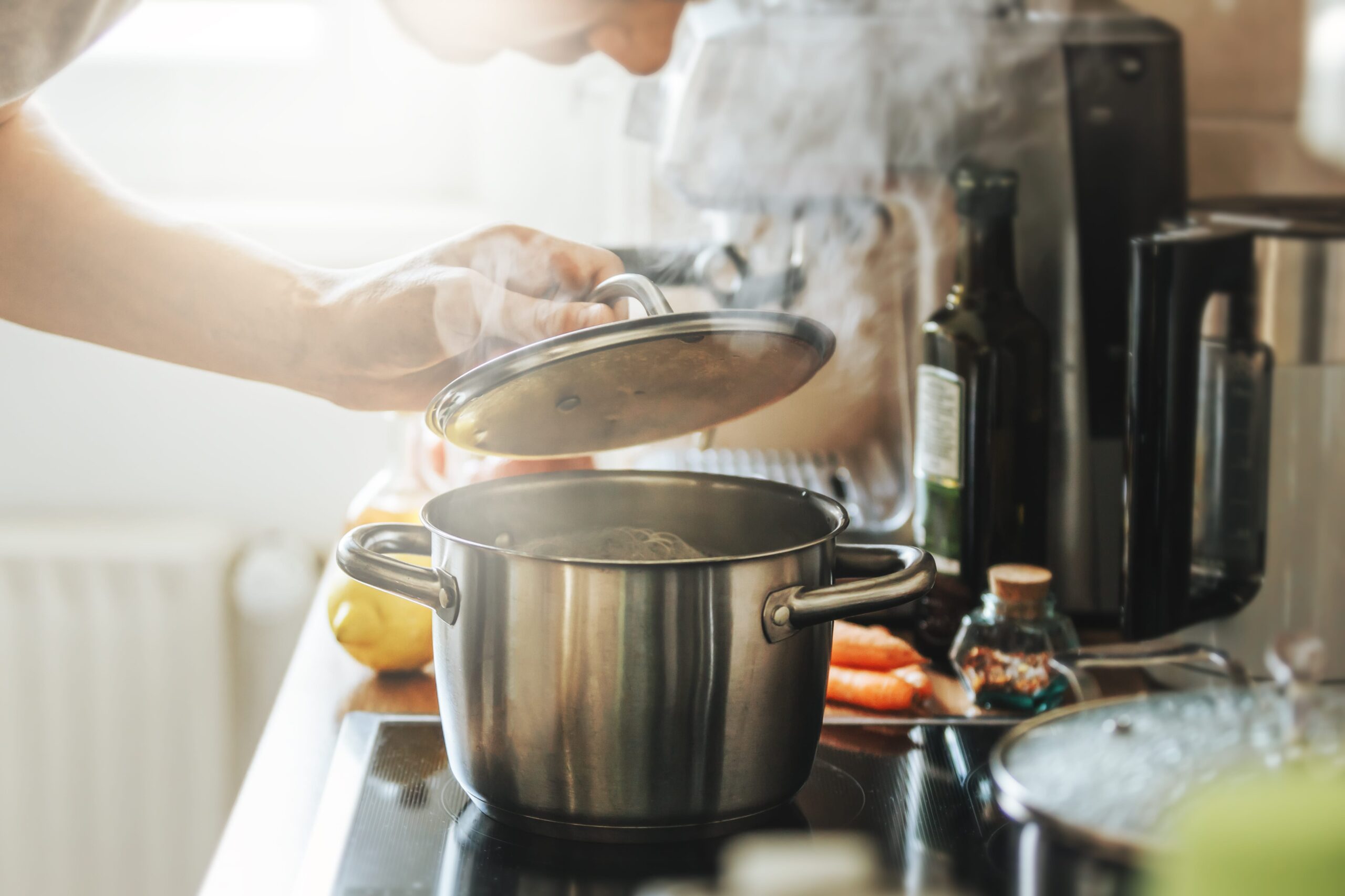 young-maNon-Stick Pansn-cooking-fresh-food-home-opening-lid-steaming-pot-min