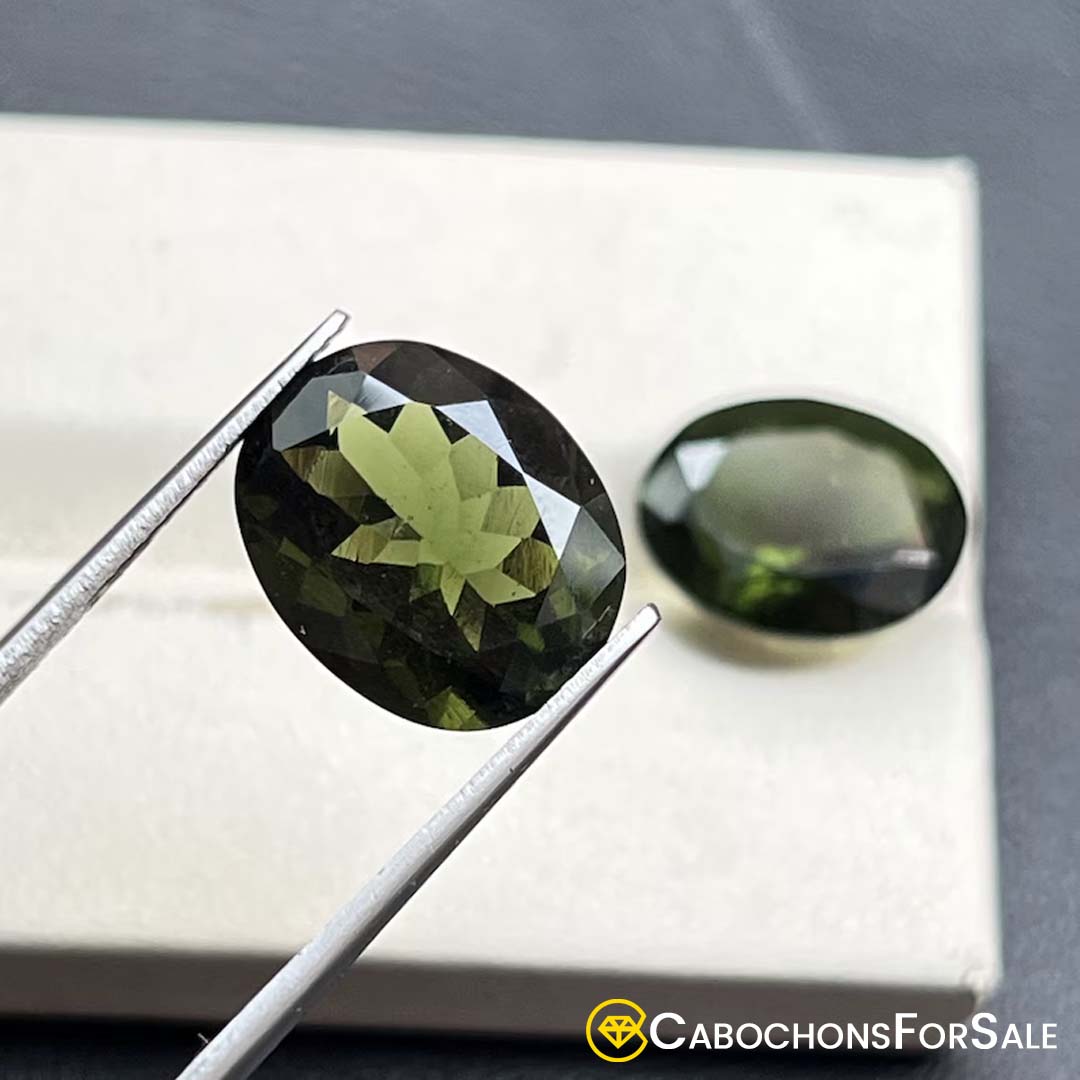 10 things to know about the magnetic Moldavite Gemstone Stock-1