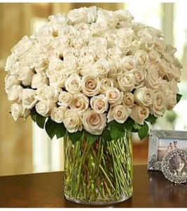 100-Premium-Long-Stemmed-White-Roses-in-a-Vase-a5046-jpg_10cbd962-a79c-42af-bf38-c1213ad41de2