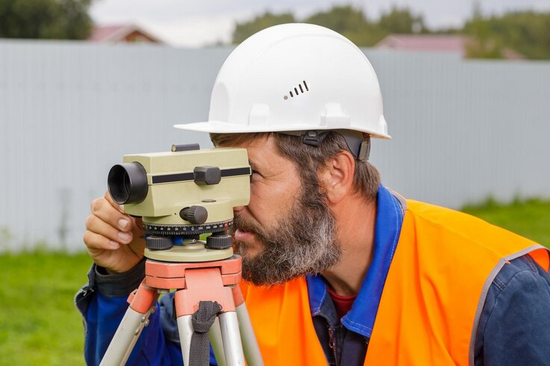 Screenshot 2024-10-27 at 18-13-35 Premium Photo A male engineer works with the optical level on site