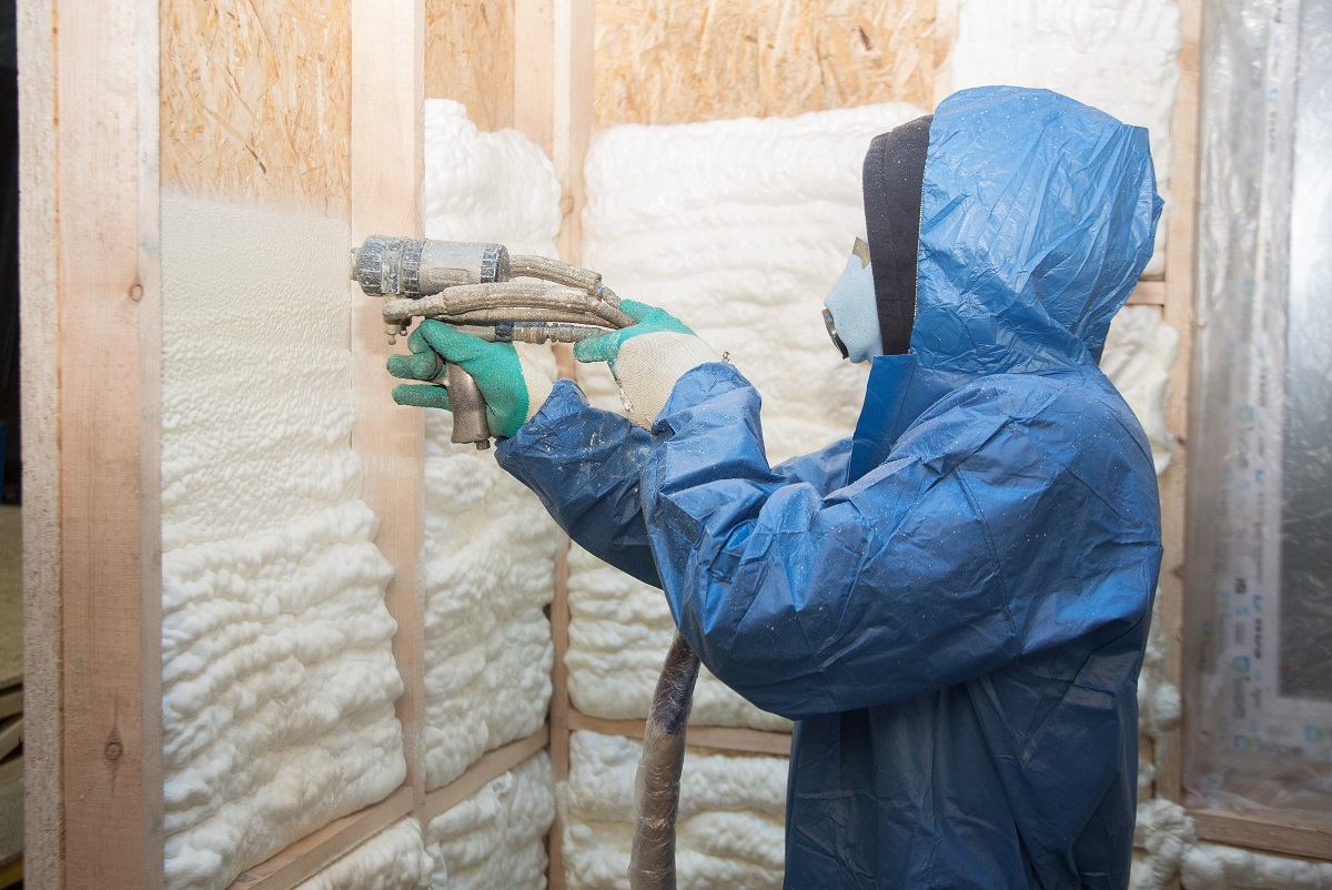 Worker-insulating-the-wall