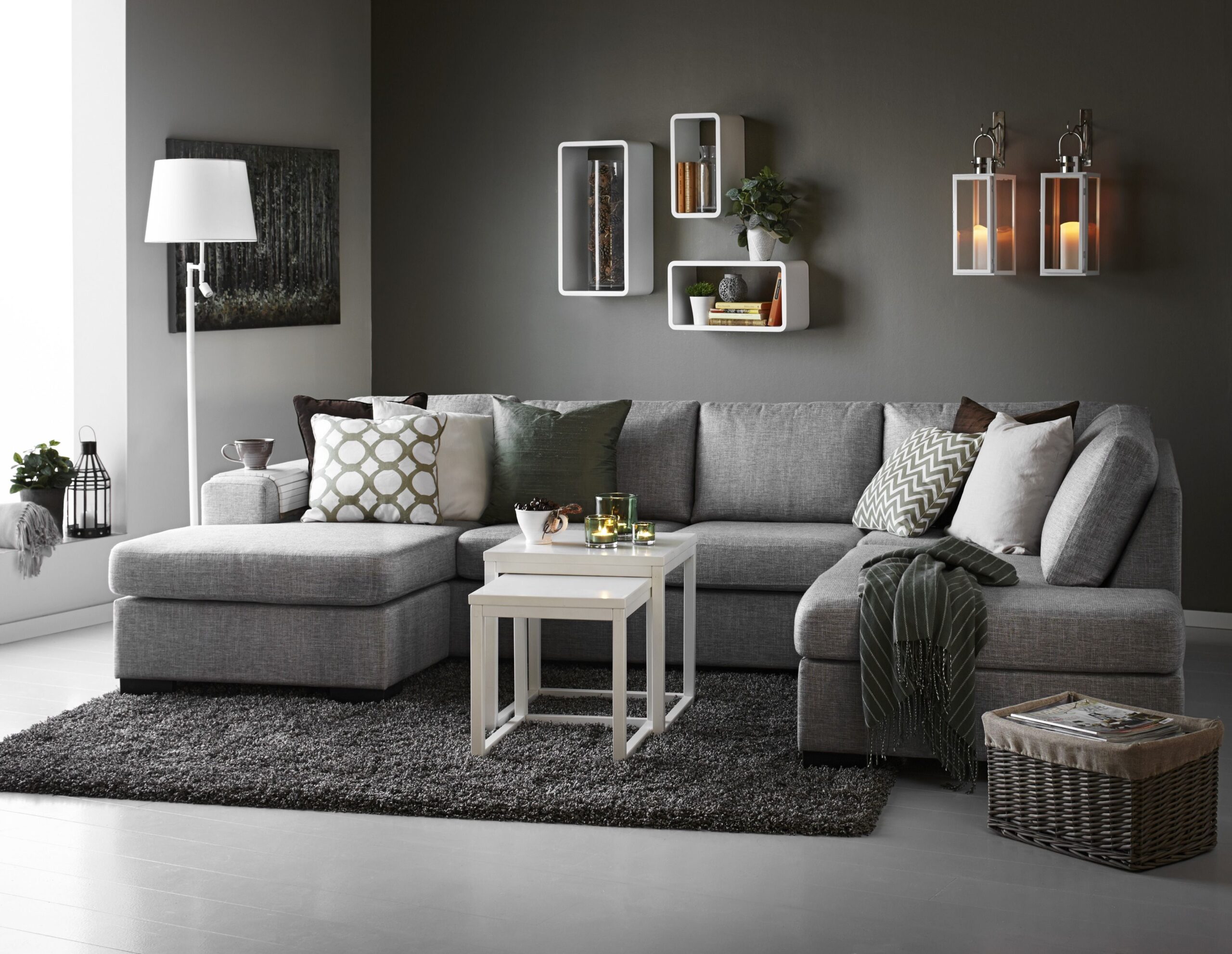 coffe table with grey couch