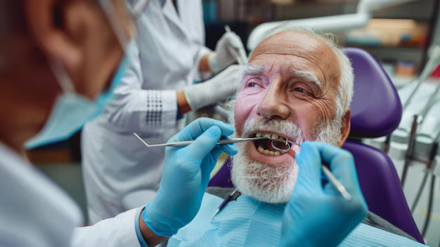 elderly-man-dentist_1320745-63757.jpg (AVIF Image 626 × 351 pixels)