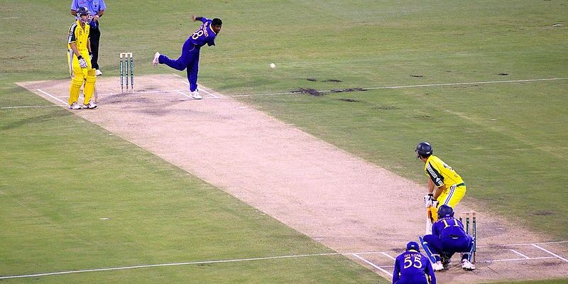 800px-Muralitharan_bowling_to_Adam_Gilchrist