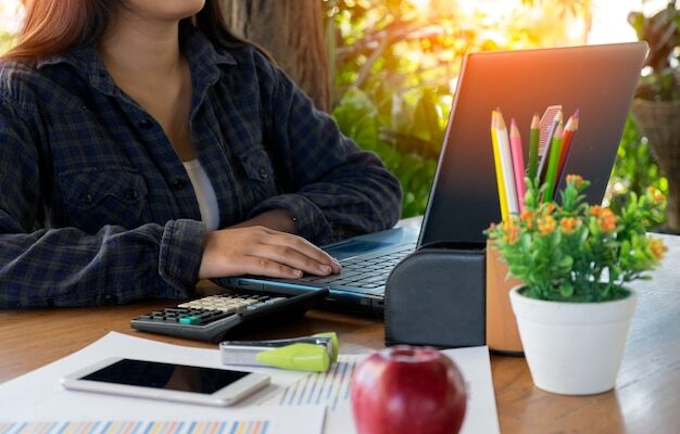 business-woman-using-laptop-computer_2379-545