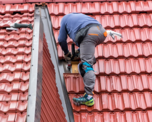 worker-rearing-roof_1019318-3955.jpg (JPEG Image 626 × 501 pixels)