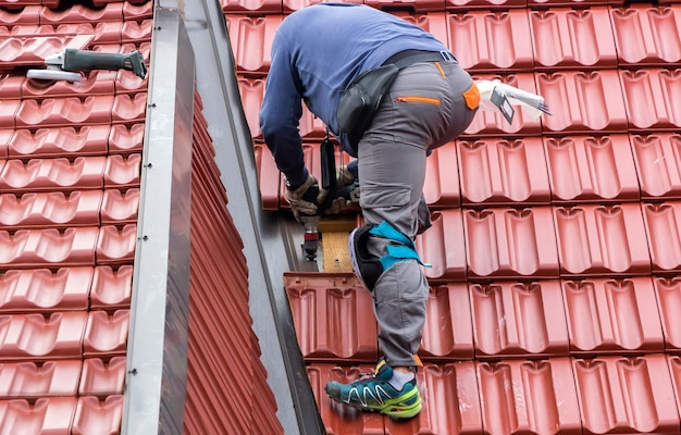 worker-rearing-roof_1019318-3955.jpg (JPEG Image 626 × 501 pixels)